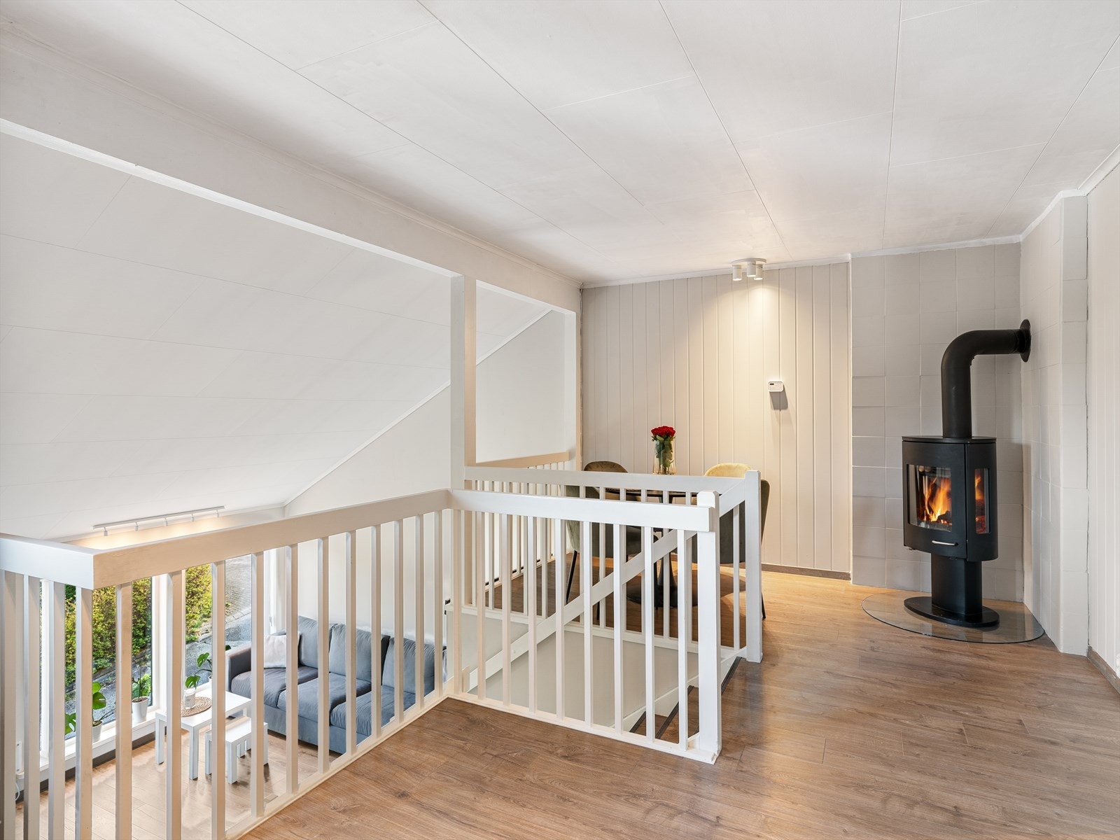 I tilknytning til kjøkkenet er det plass til spisebord. Vedovnen gir ekstra varme og hygge. Galleribilde