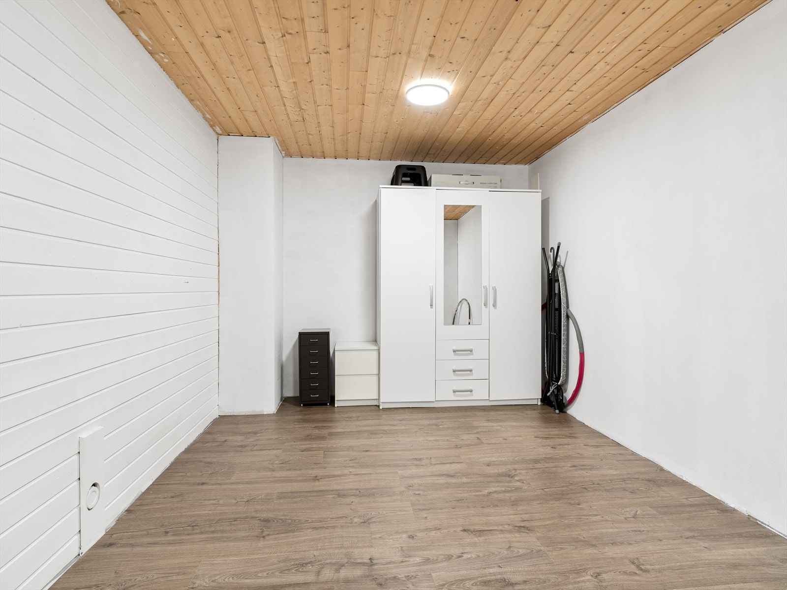 Praktisk bod i første etasje gir rikelig med lagringsplass. Galleribilde