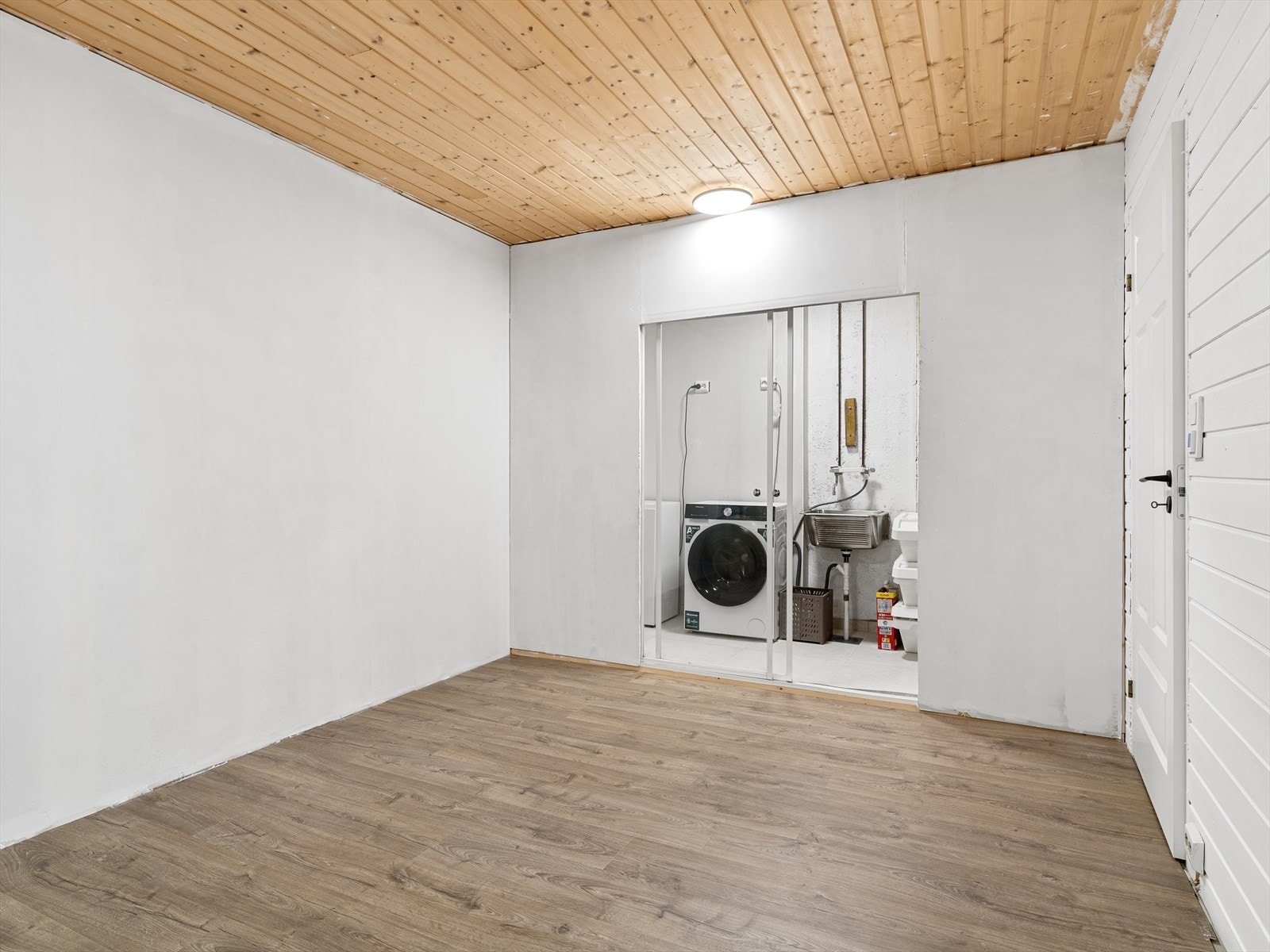 Innerst i boden er det etablert et separat vaskerom med opplegg for vaskemaskin og utslagsvask. Galleribilde