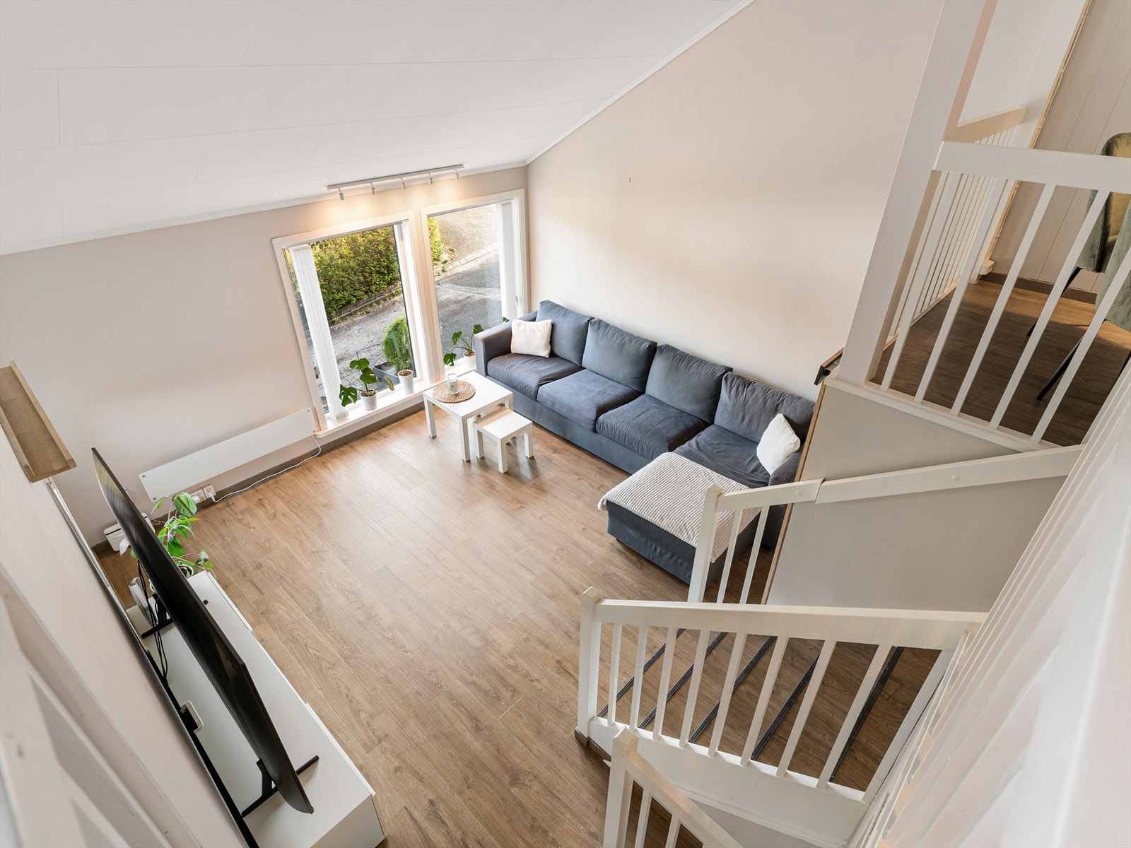 Stuen er plassert på et eget nivå, noe som skaper en tydelig og adskilt sone for sofagruppen. Galleribilde