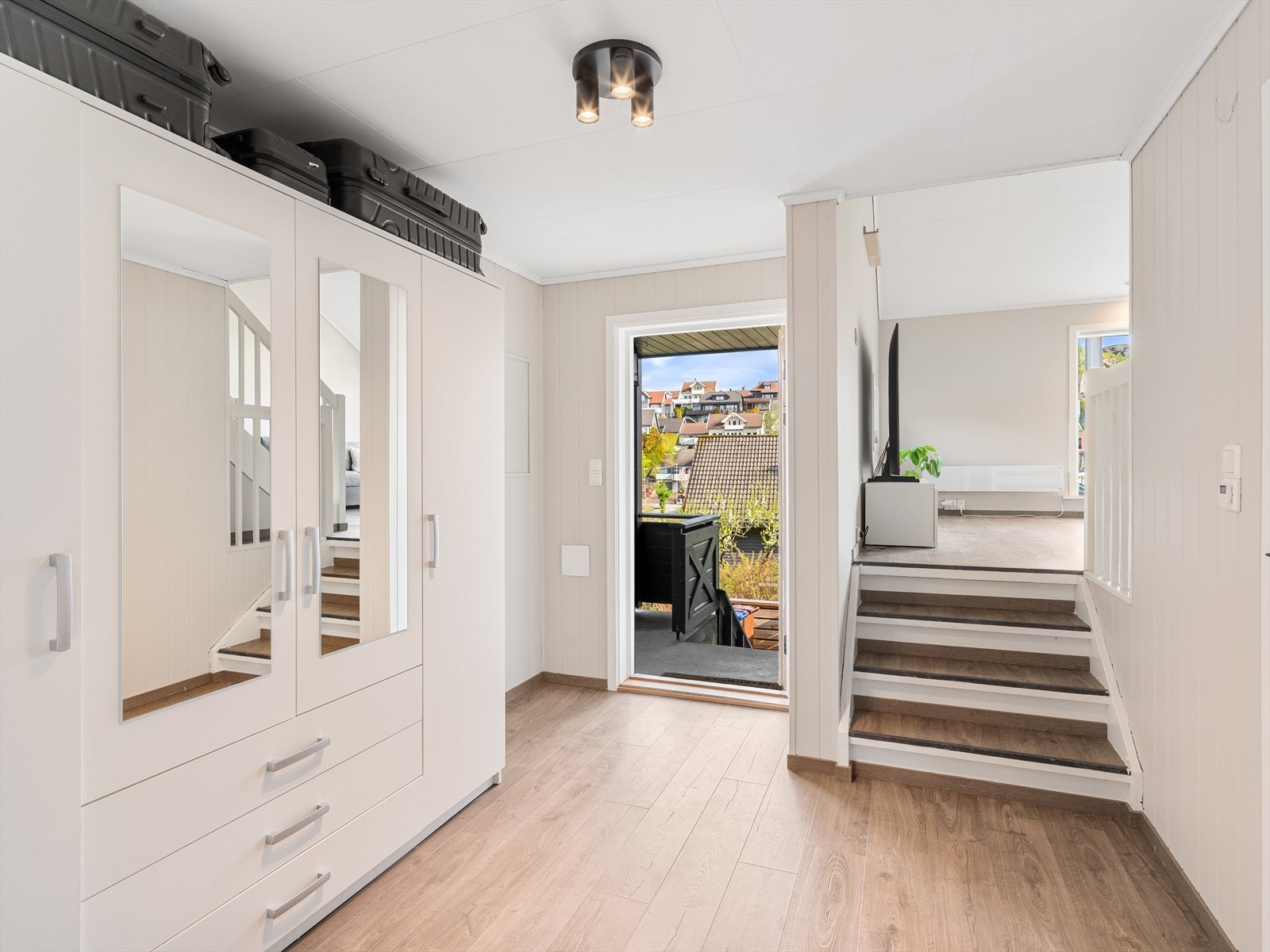 Entréen ønsker velkommen inn og har laminat på gulvet. God garderobeløsning. Galleribilde
