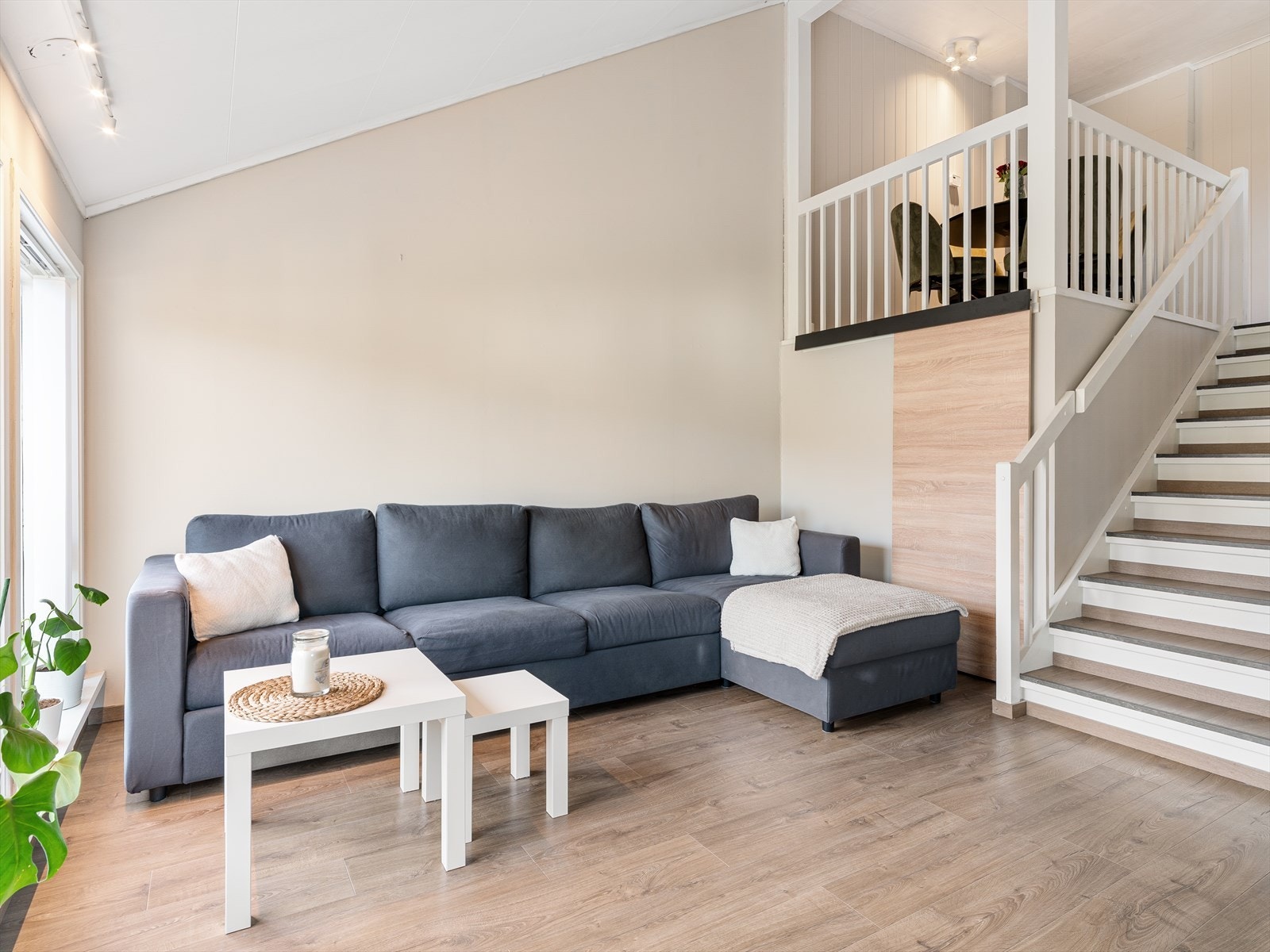 Stuen har god plass til en stor sofagruppe for hele familien. Galleribilde