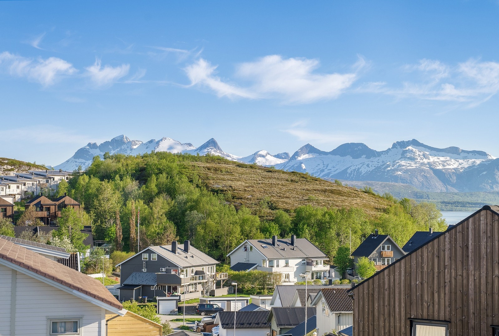 Selveierleilighet med nydelig utsikt og praktfulle solforhold! Galleribilde