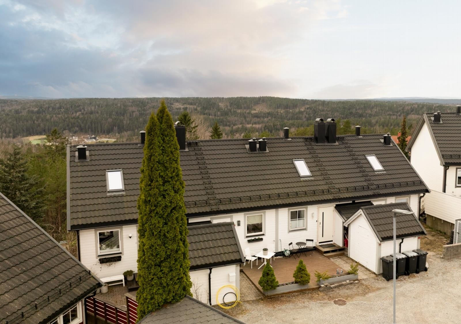 Dronefoto som illustrerer eiendommens gode beliggenhet i etablert boligområde Galleribilde