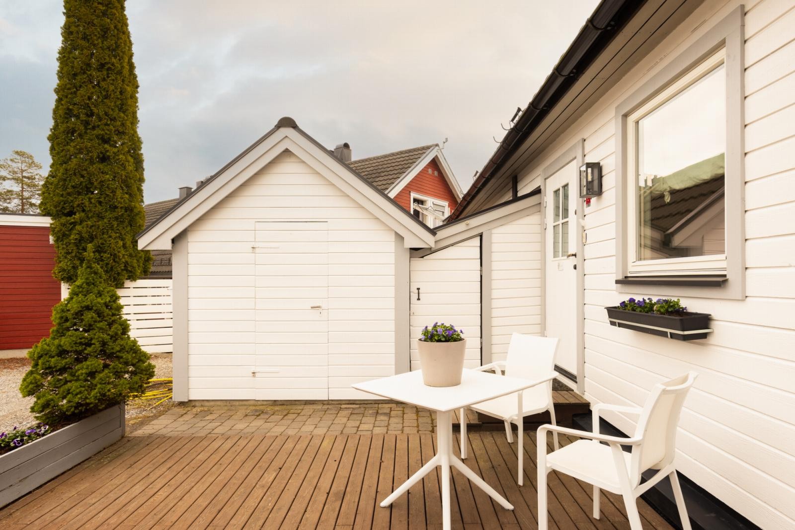 Hyggelig uteområde med plass til sittegruppe og beplantning Galleribilde