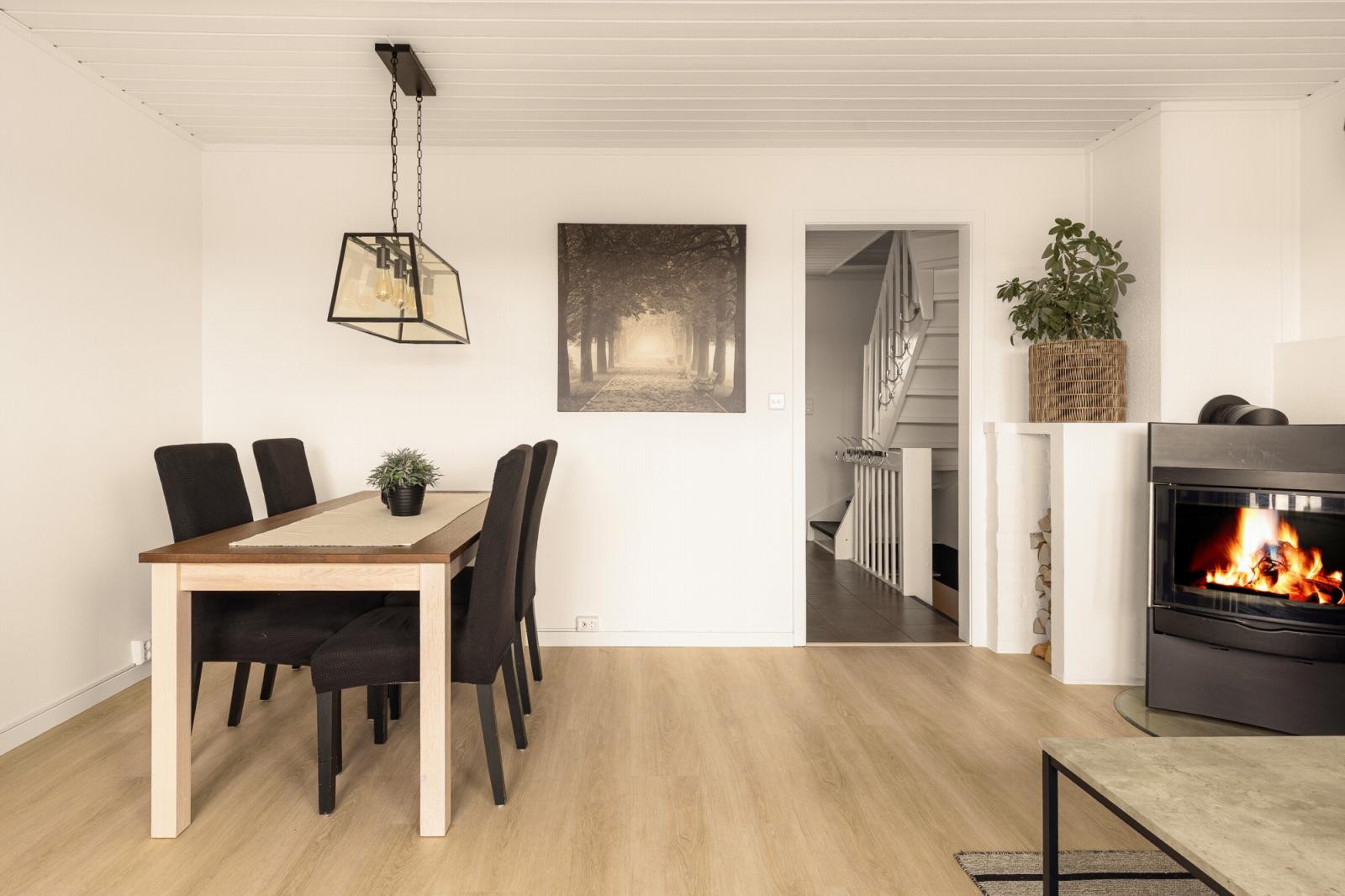 Egen spiseplass i tilknytning til stue og kjøkken gir en sosial og funksjonell romløsning Galleribilde