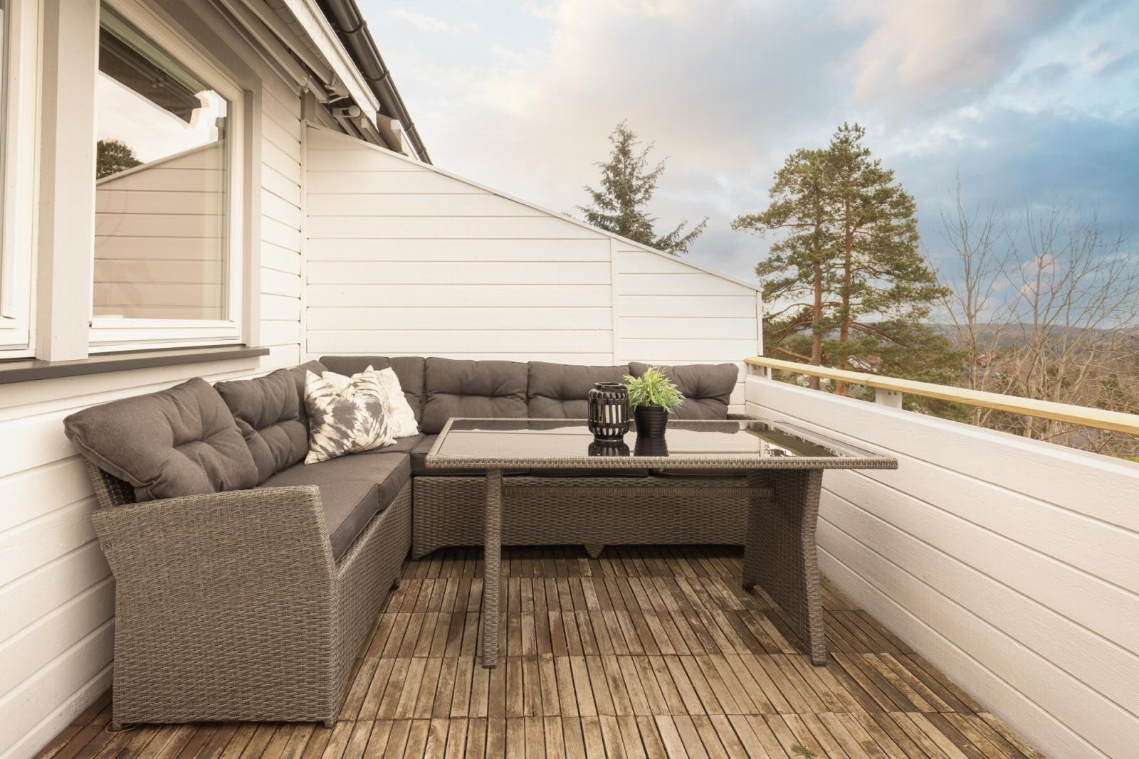 Solrik veranda med plass til sittegruppe og grill Galleribilde