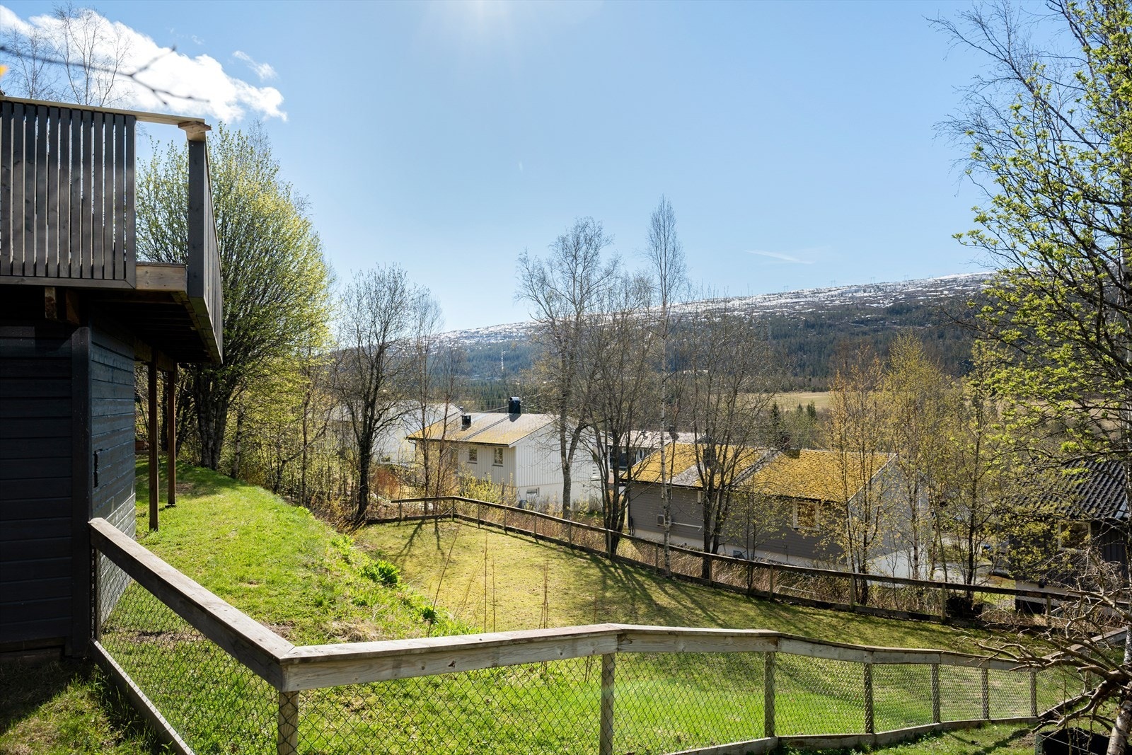 Uteområdet består av en opparbeidet tomt med plen, prydbusker og en stor terrasse, delvis takoverbygd med utgang fra stuen. Galleribilde