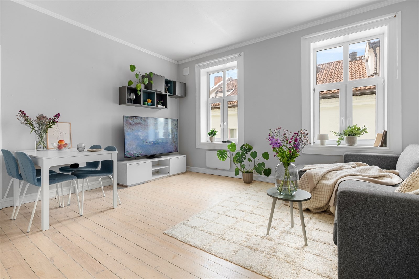 En god og åpen planløsning bidrar til varierte møbleringsmuligheter. Leiligheten får en god miks av eldre sjarm og modern preg med sine lyse overflater. Galleribilde