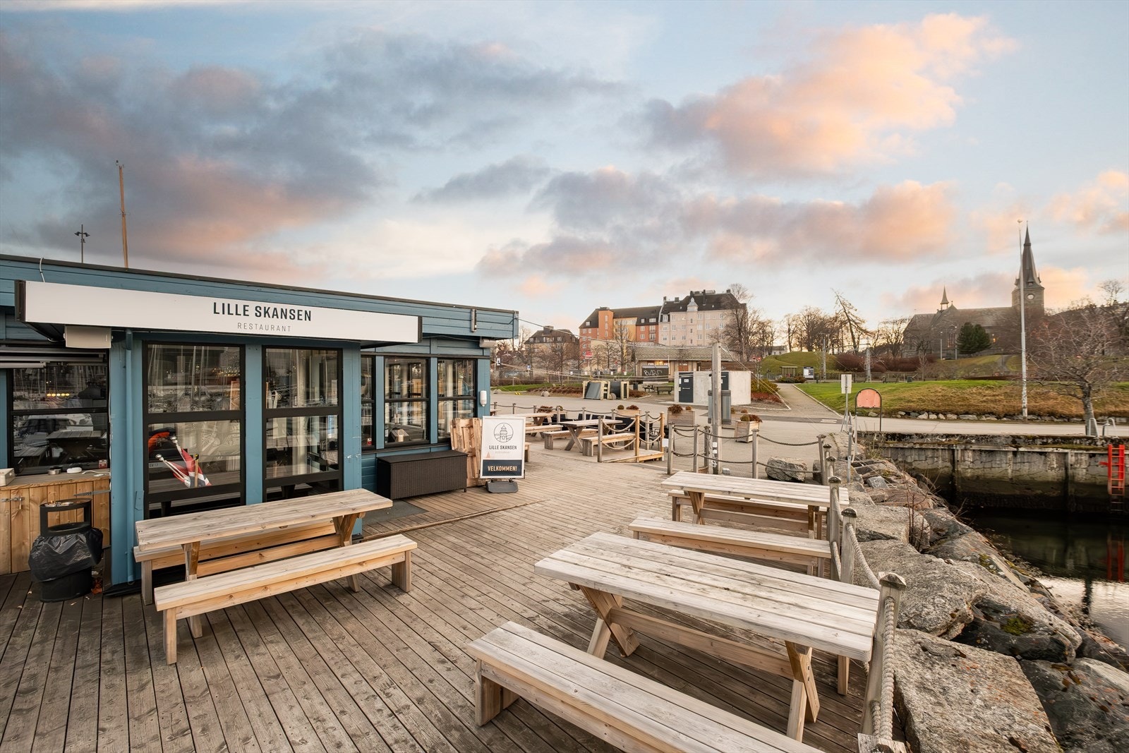 Ut mot Skansen har man en aktiv marina hvor det er ypperlige muligheter for bading, aktiviteter eller bespisning på restaurant. Galleribilde