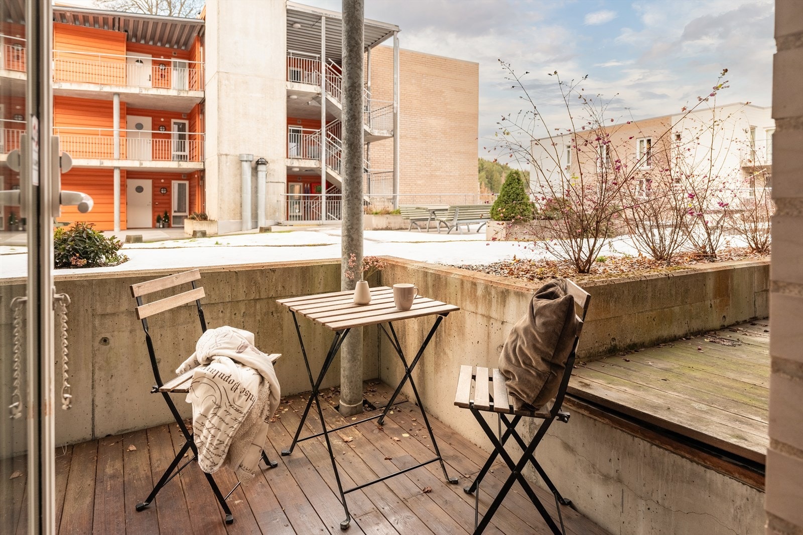 Direkte fra stuen ligger leilighetens vestvendte terrasse på 7 m² med plass til utemøblement. Galleribilde