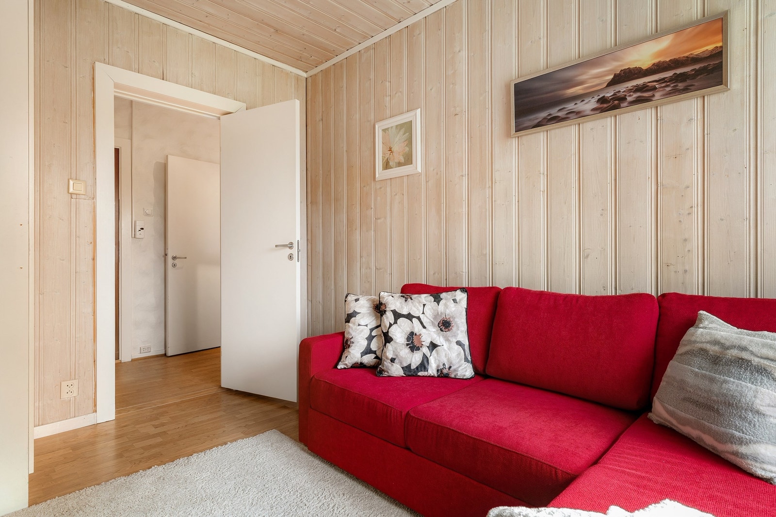 Også dette rommet har god plass til seng og oppbevaringsmøbler. Galleribilde