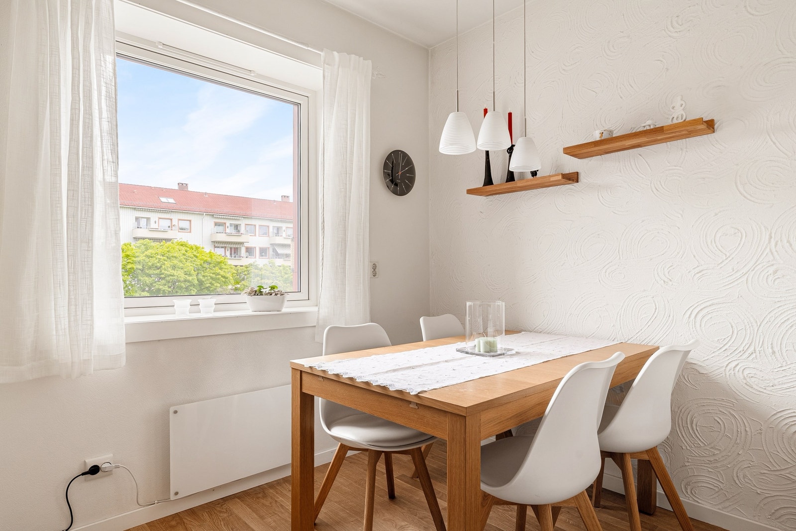 Kjøkkenet har plass til en hyggelig spisekrok ved vinduet. Galleribilde