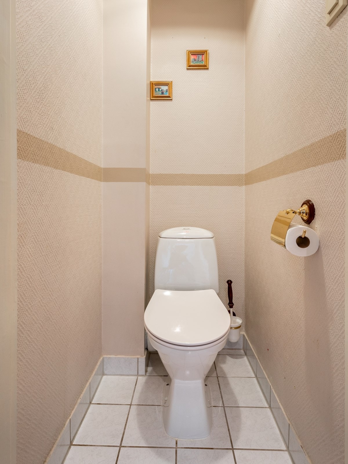 Leiligheten har et separat toalettrom med flislagt gulv, praktisk adskilt fra badet. Galleribilde