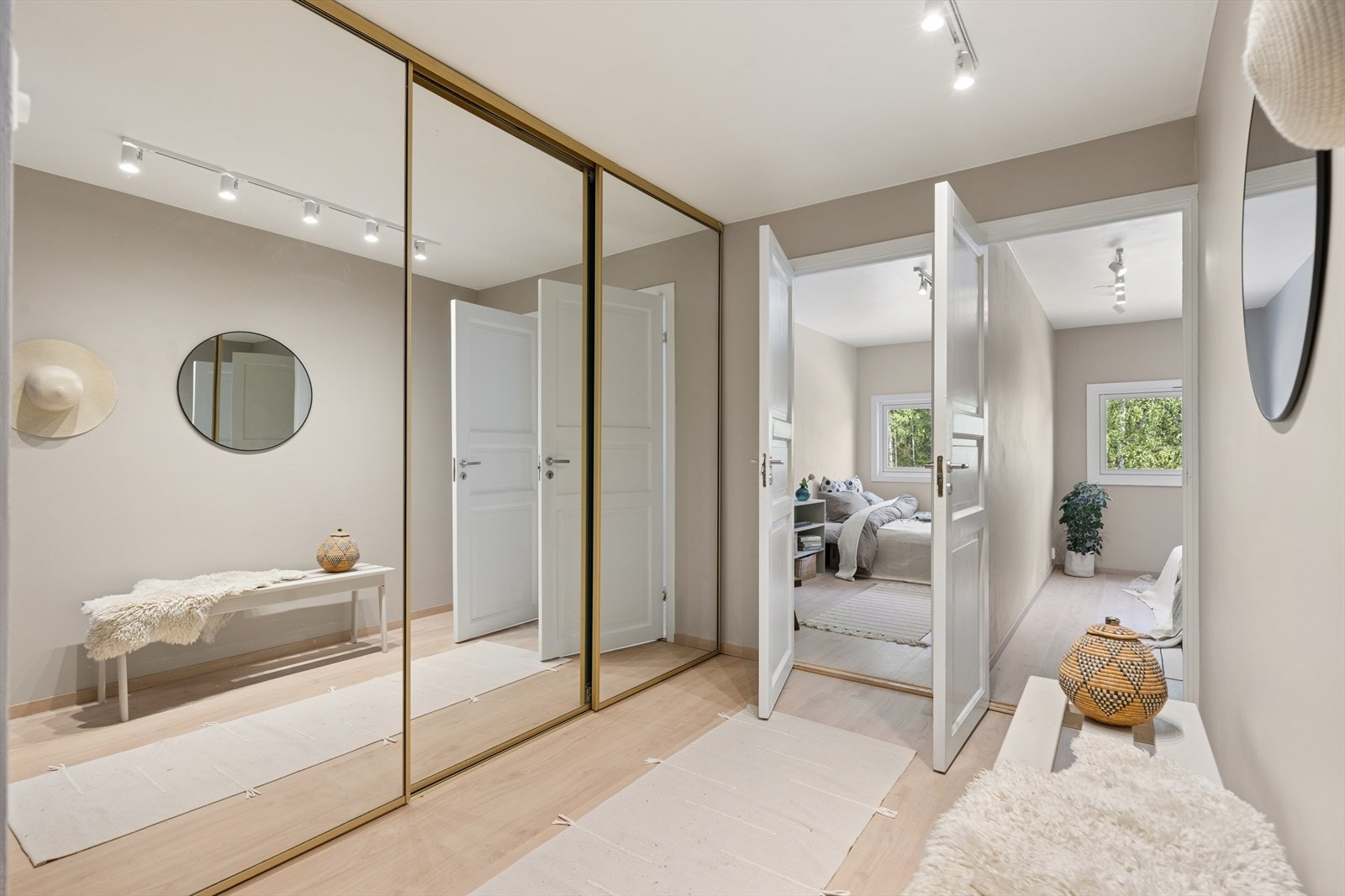 Entréen gir et romslig, ryddig og innbydende førsteinntrykk, med en praktisk adkomst til boligens øvrige rom. Entréen er innredet med stor skyvedørsgarderobe med speilfronter. Galleribilde