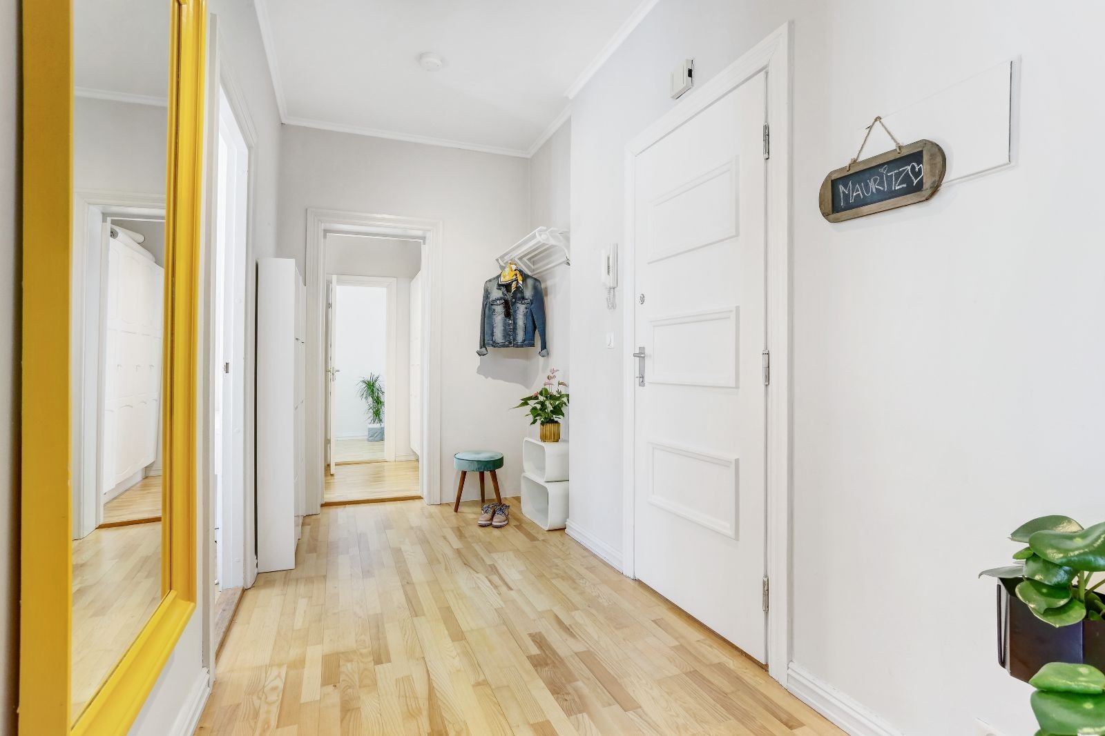 Entréen binder alle rommene sammen, i enden er det plass til ekstra lagring. Galleribilde