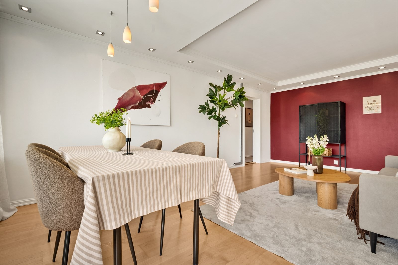 God plass til et stort spisebord, hvor du kan invitere til hyggelige sammenkomster. Galleribilde