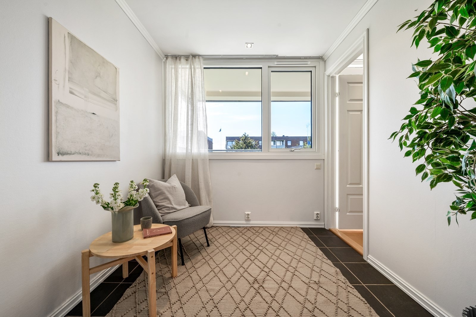 Leilighetens soverom 2 har god plass til seng og tilhørende nattbord, og egner seg godt som gjeste- eller barnerom med store vindusflater og rikelig med naturlig lys. Galleribilde