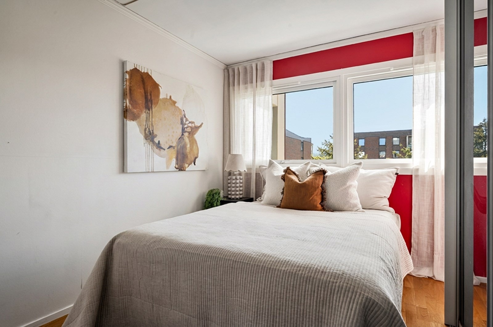 Store vindusflater som slipper inn rikelig med naturig lys. Galleribilde