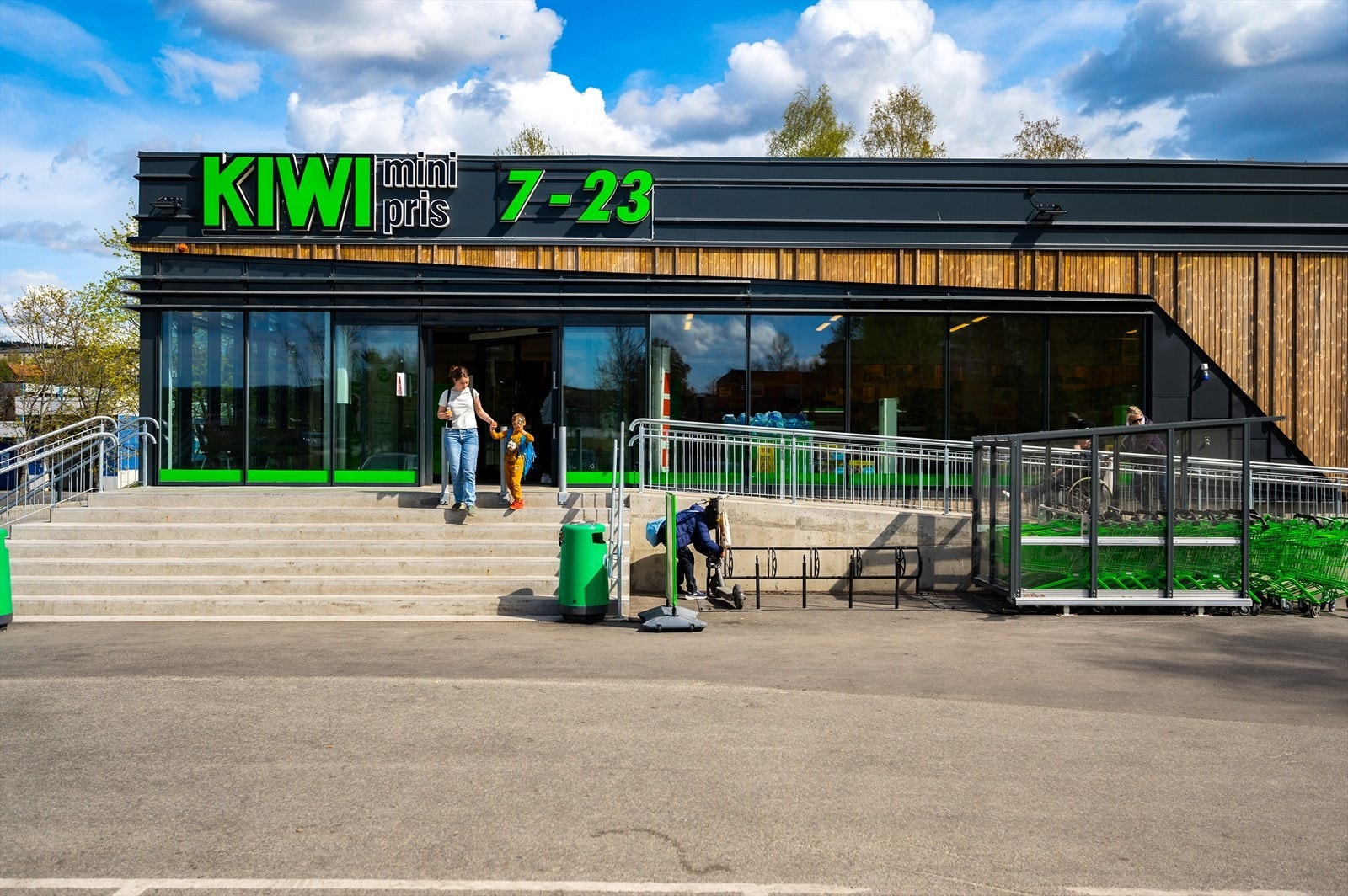 Kort vei til dagligvarebutikker samt Haugenstua senter. Galleribilde