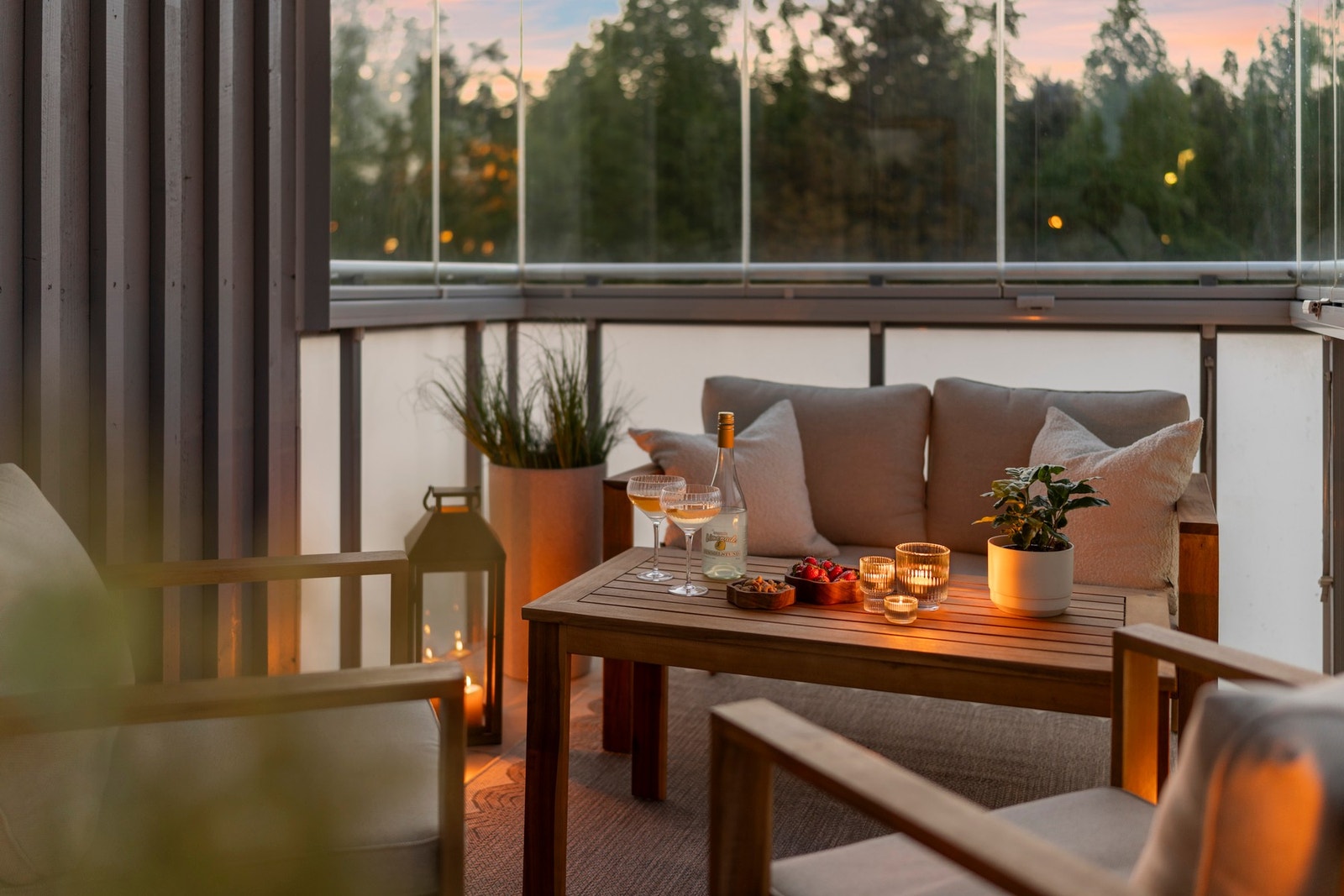 Koselig innglasset balkong på ca. 14 m² med gode møbleringsmuligheter og plass til både sittegruppe og beplantning. Balkongen fungerer som en naturlig forlengelse av oppholdsrommet og kan benyttes store deler av året. Galleribilde