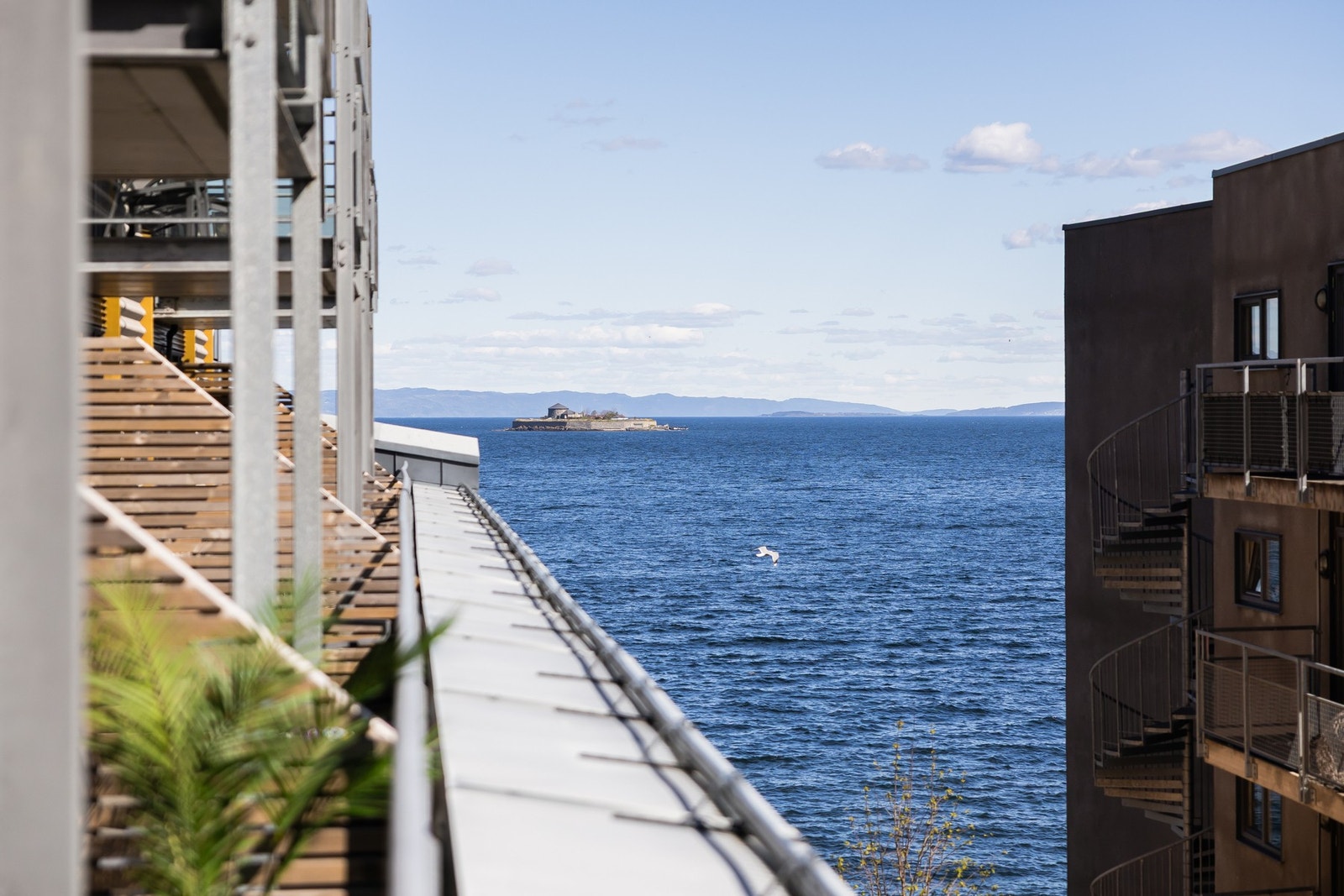 Leiligheten har en privat balkong på hele 15 kvm., hvor man sitter skjermet for innsyn og har herlig utsikt mot fjorden og Munkholmen. Galleribilde