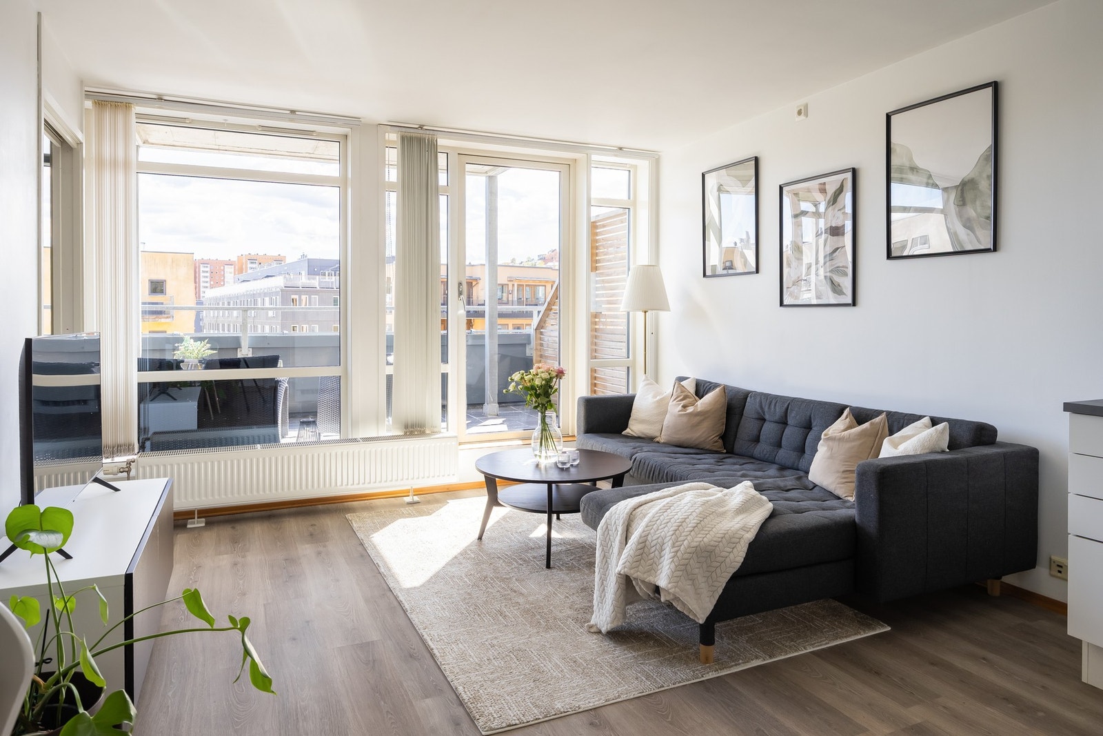 Leiligheten har en stilren og moderne fremtoning med slette flater og tidsriktige fargevalg. Galleribilde