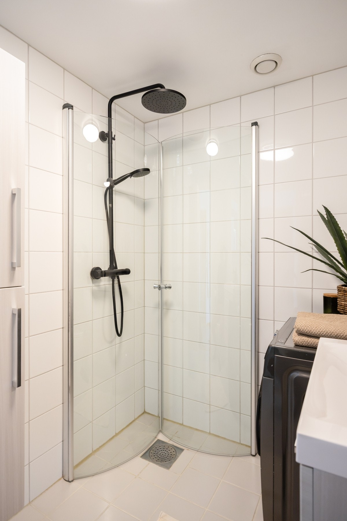 Badet er i god stand og det er ikke funnet noe indikasjoner på fukt, ref. takstrapport. Galleribilde