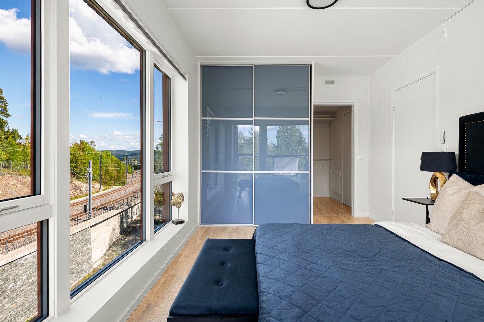 Hovedsoverommet er utstyrt med egen walk-in-closet og en suite løsning. Galleribilde