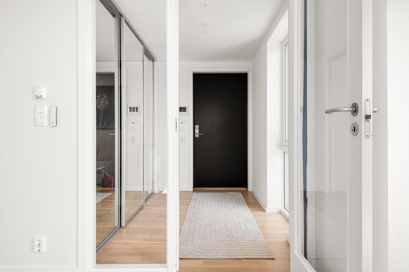 Entrè med skyvedørsgarderobe. Galleribilde