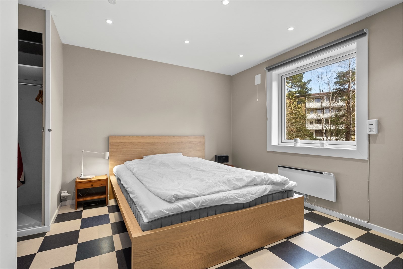 Store vindusflater på soverommet slipper inn rikelig med dagslys. Galleribilde