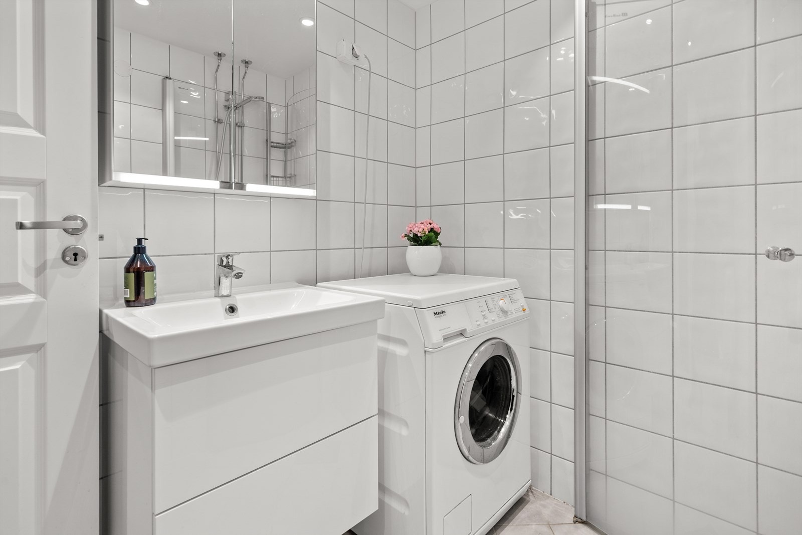 Badet har gulvvarme og opplegg for vaskemaskin. Det er også gratis fellesvaskeri i blokka. Galleribilde