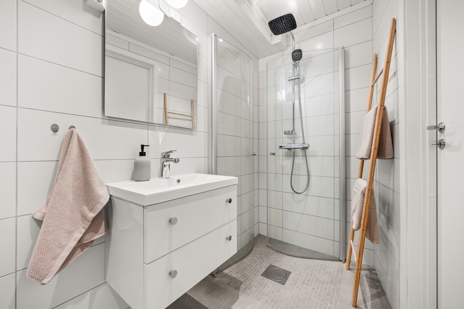 Badet har behagelige varmekabler i gulv Galleribilde