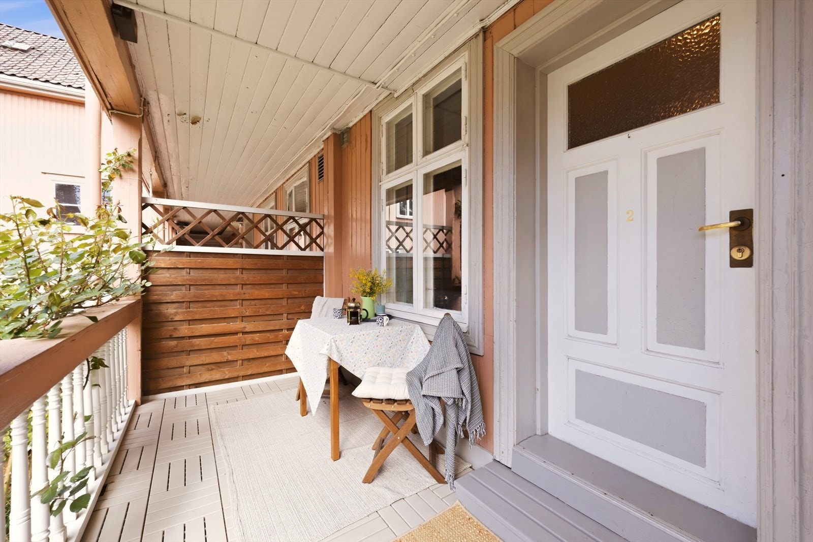Veranda og inngangsparti mot skjermet bakgård med gode solforhold Galleribilde