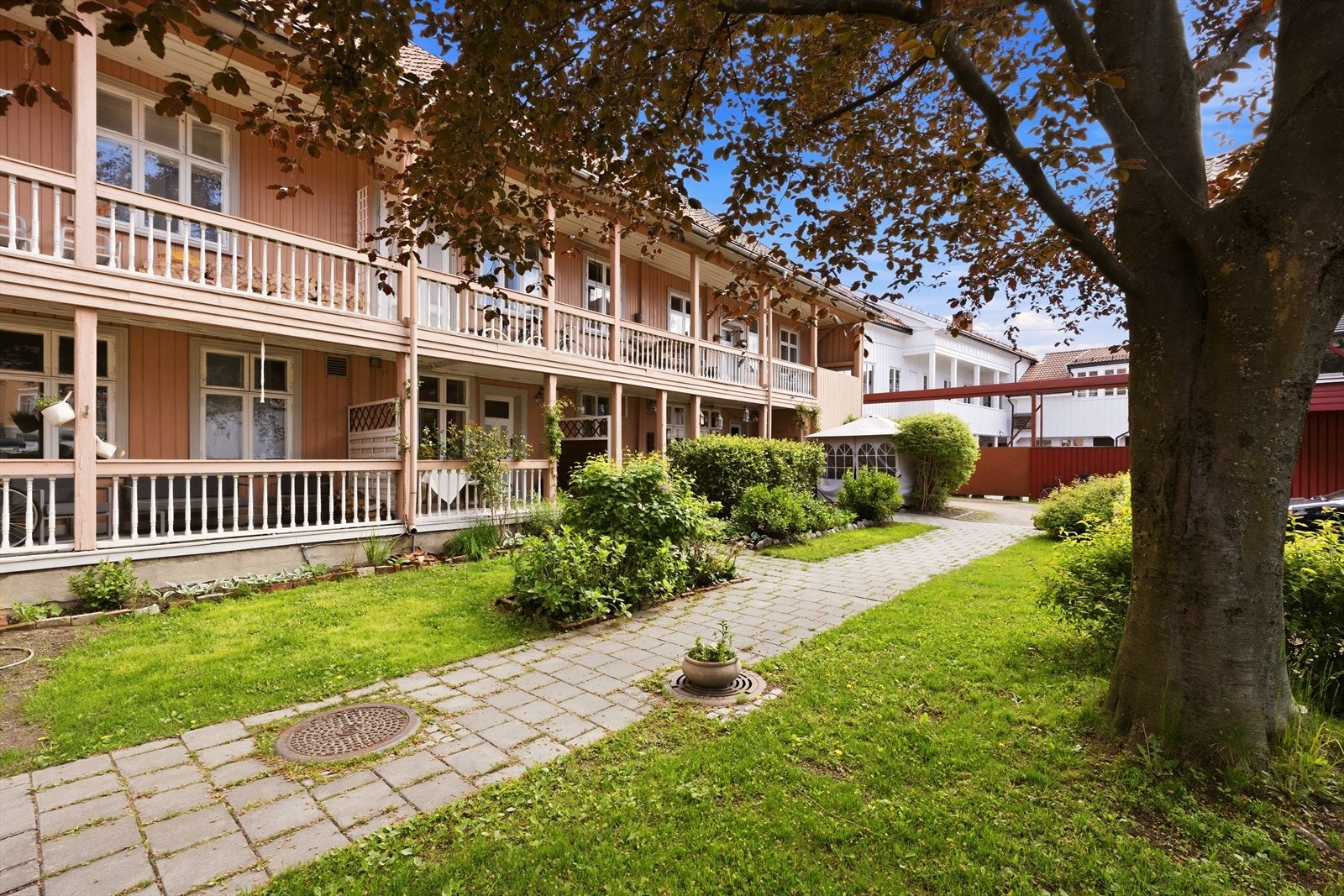Bakgården har gode solforhold Galleribilde
