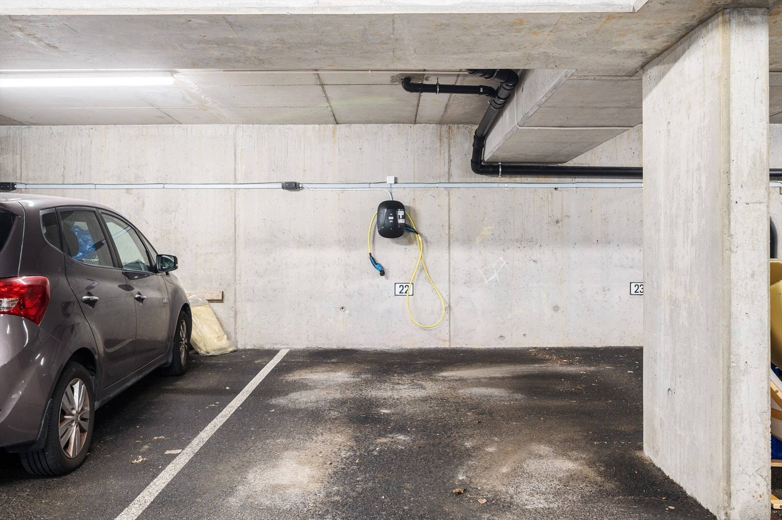 Fast garasjeplass med lader. Galleribilde