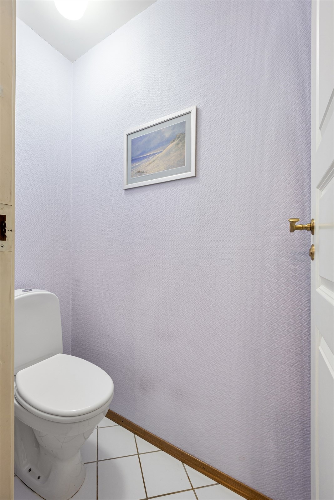 Leiligheten har et separat toalettrom i tillegg til badet. Hovedstoppekranene er plassert her. Galleribilde