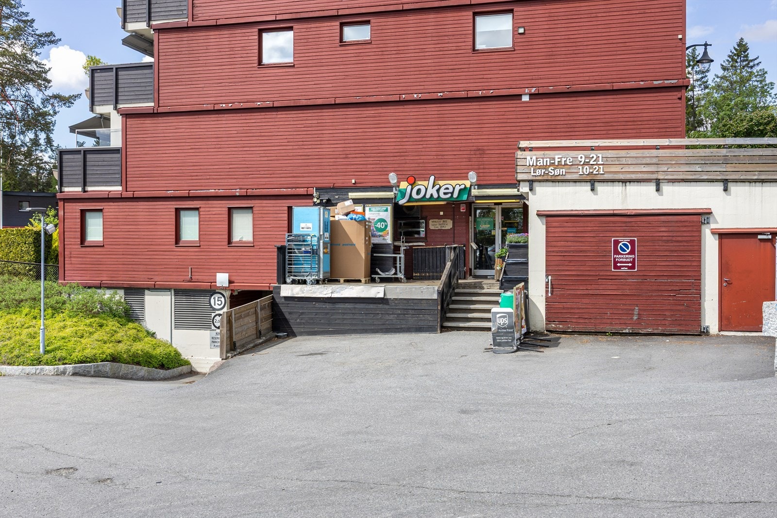 Joker Holmenkollen ligger kun ett minutts gange unna og er søndagsåpen, det er også legesenter på feltet. Galleribilde