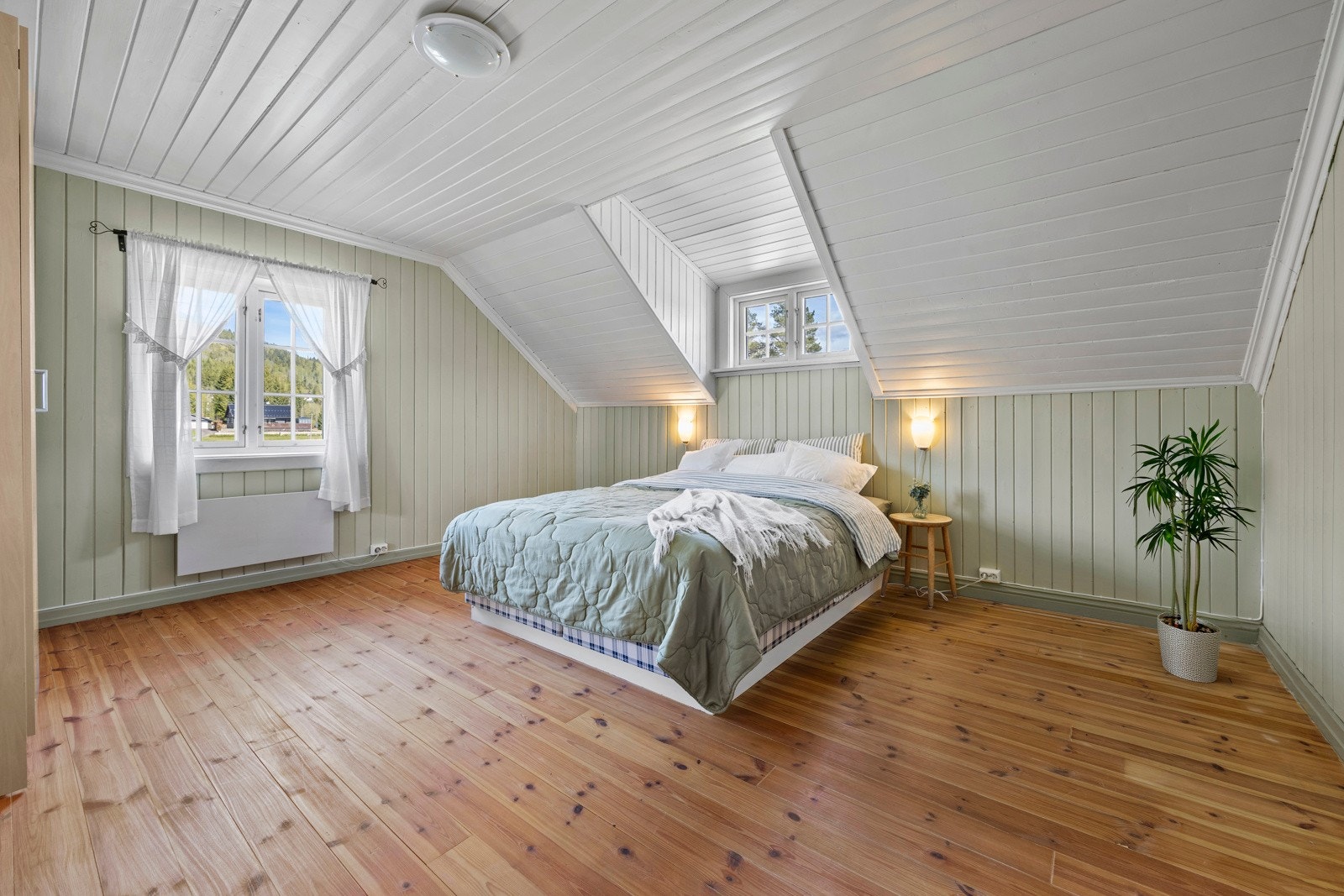 Rommene oppleves som lyse og luftige med fleksible møbleringsmuligheter. Galleribilde