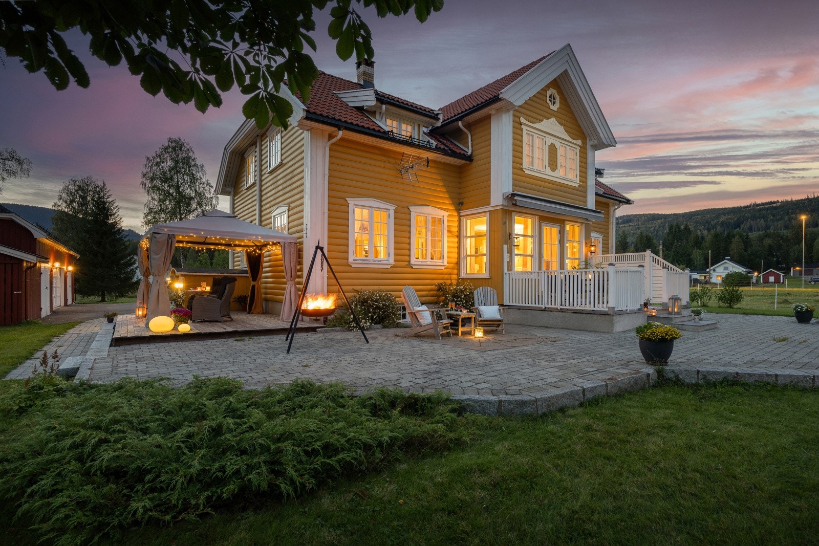 Eiendommen byr på flere hyggelige sosiale soner ute, med gode muligheter for å innrede med sittegrupper, spisebord og øvrig utemøblement. Galleribilde