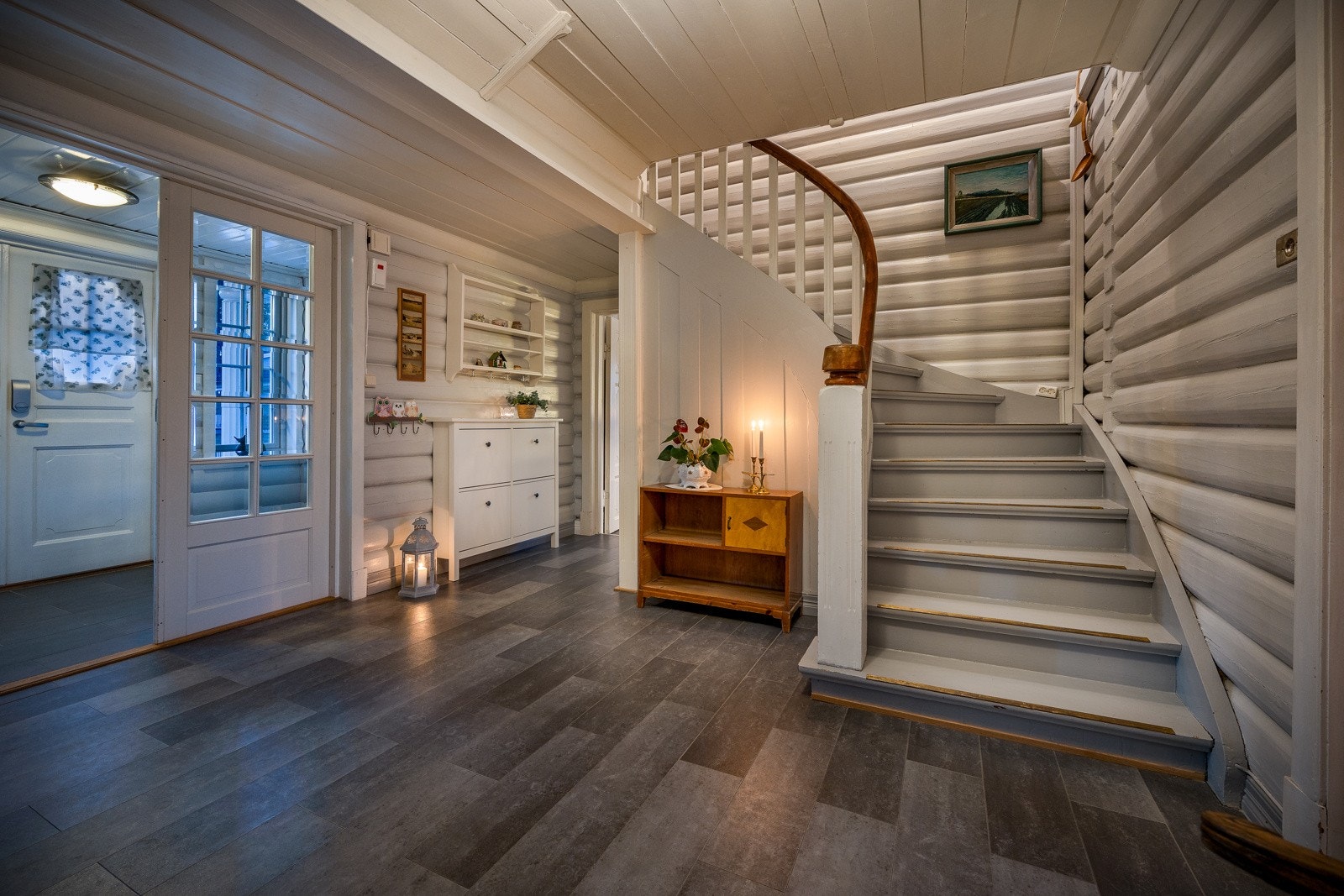 Trappen tar deg videre opp til boligens 2. etasje. Galleribilde