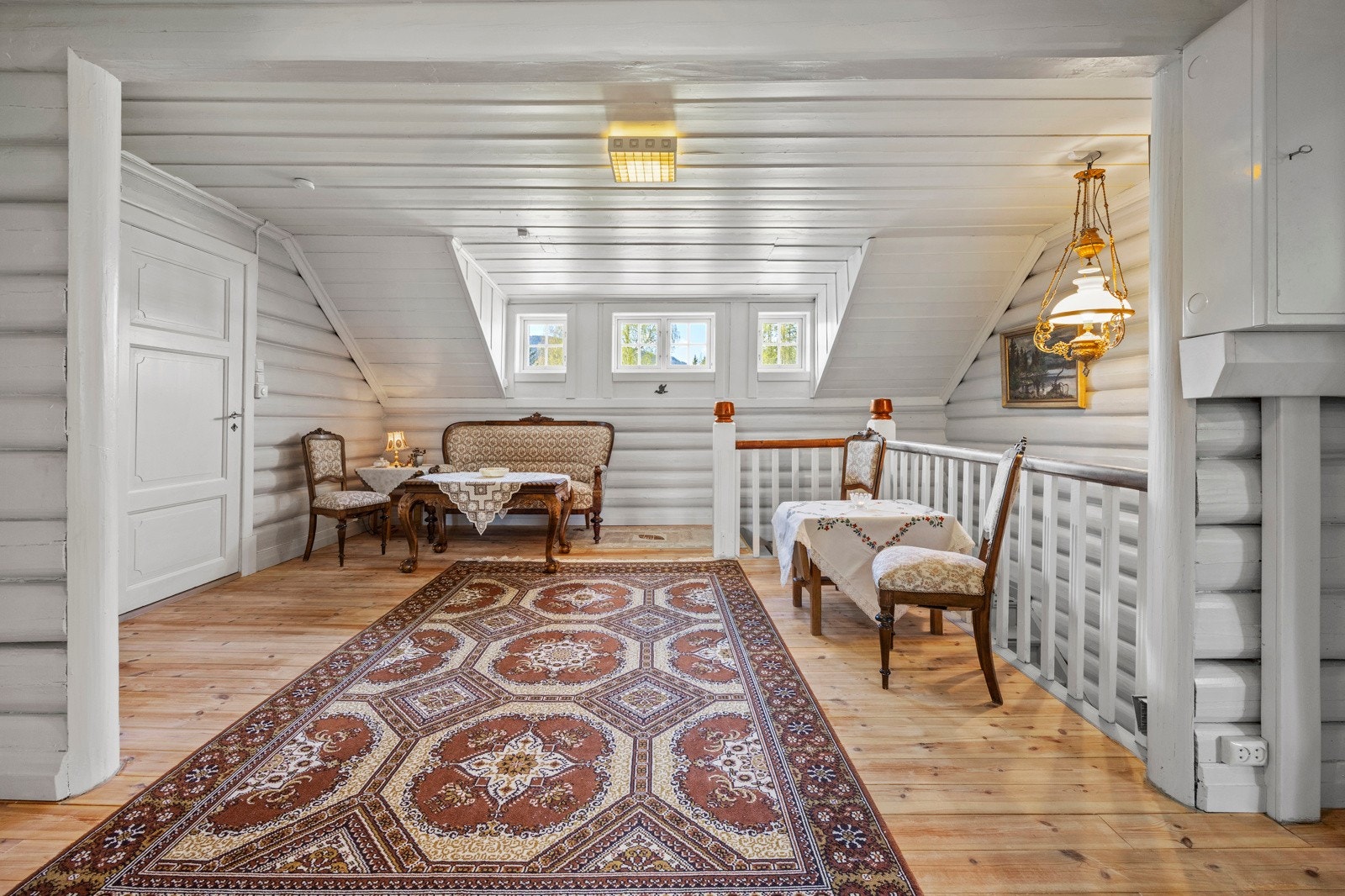 Lys og romslig loftstue som gir ekstra oppholdsrom og mange bruksmuligheter. Galleribilde