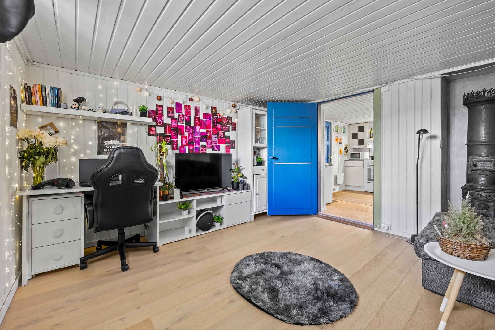 Rommet har malt panel på veggflater og laminat på gulv. Galleribilde