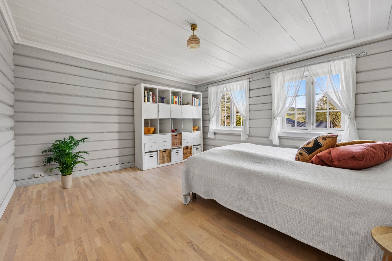 Soverommene har fine størrelser med god plass til dobbeltseng med tilhørende nattbord, samt ulike garderobeløsninger. Galleribilde