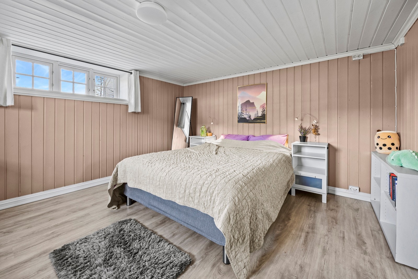 Innredet rom benyttet av dagens eier som soverom. Rommet har malt panel på veggflater og laminat på gulv. Rommet er ikke godkjent til varig opphold (rom for beboelse). Galleribilde