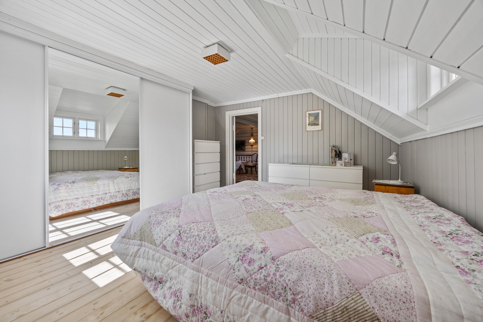 Hovedsoverommet har rikelig med oppbevaringsplass i skyvedørsgarderobe. Galleribilde