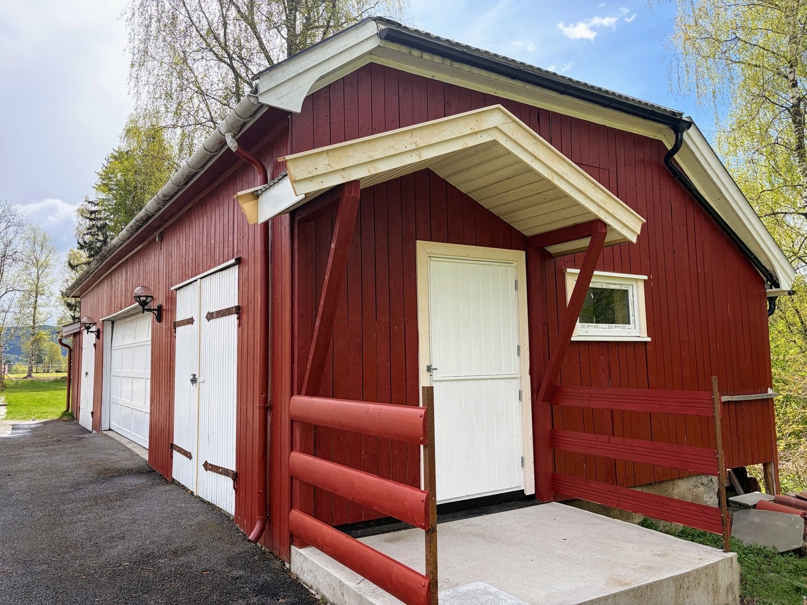 Garasjebygget er på ca. 68 kvm og består av garasjedel på ca. 31 kvm, 2 stk boder og stallrom. Øvrig biloppstillingsplasser på asfaltert gårdsplass. Galleribilde