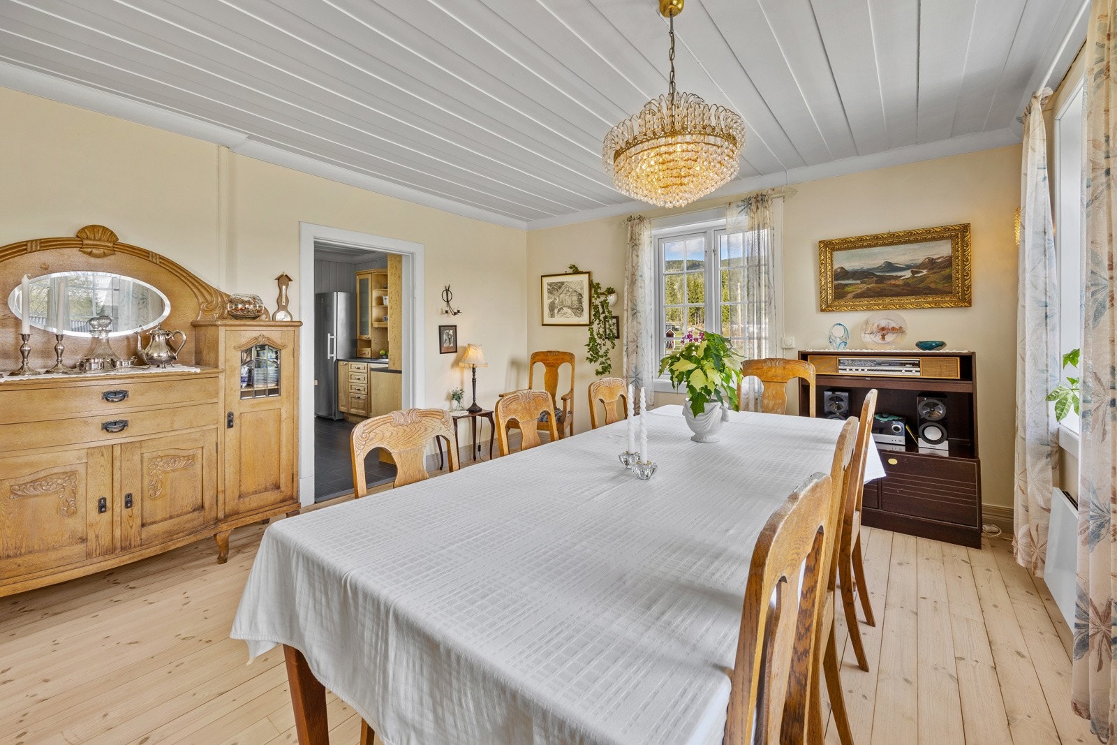 Herfra er det videre adkomst til kjøkkenet og dagligvarestuen. Galleribilde