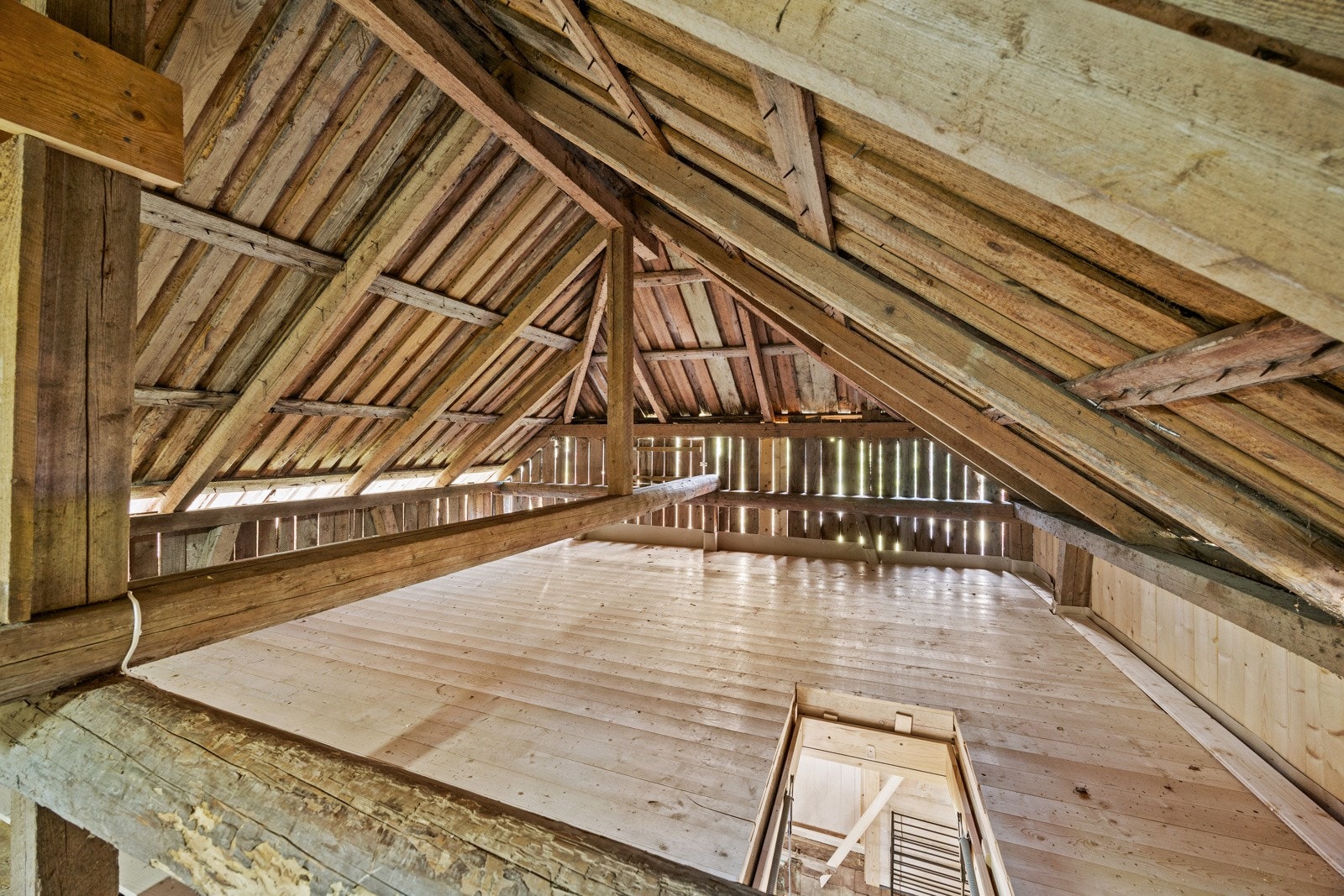 Gode lagringsmuligheter ved lagringsloft i garasjebygget. Galleribilde