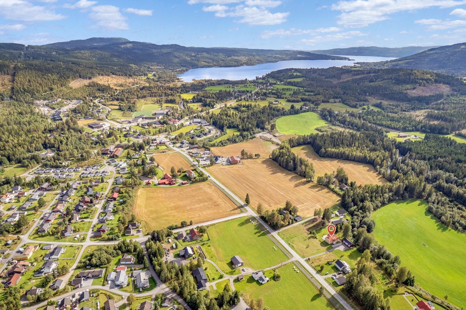 Boligen er beliggende i nærhet til Hurdal sentrum - et hyggelig og voksende lokalsamfunn med servicetilbud og fasiliteter for både store og små. Velkommen! Galleribilde